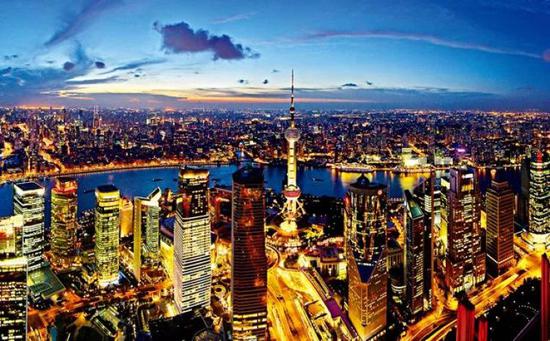 ↑国际化大都市上海的迷人夜景。今天，亚洲文明的复兴已是不可阻挡的趋势。