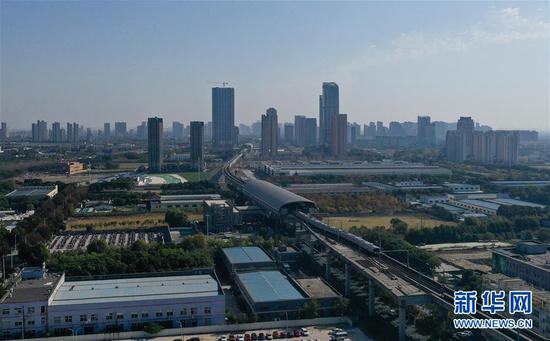  列车抵达位于江苏昆山的上海轨道交通11号线花桥站（2019年11月16日无人机拍摄）。 新华社记者 季春鹏 摄