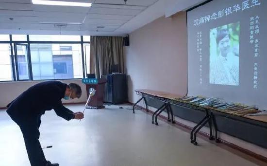 同事们向彭银华鞠躬告别