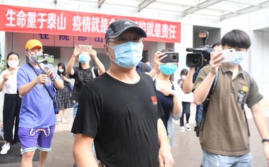 北京首例出院患者走出医院,他提醒市民戴好口