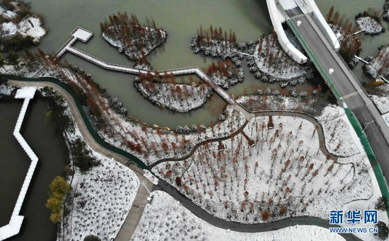 这是江苏省扬州市运河三湾生态文化公园雪景（2020年12月14日摄，无人机照片）。新华社发（孟德龙 摄）