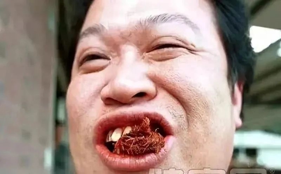 这是湖南最常见的"槟榔脸":深乌色的嘴,咬肌异样发达,一排白色牙齿中