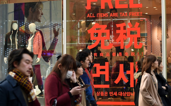 东京一家服装店打出免税标语，但如何恢复外国游客信心仍是日本面临的大问题。图源：GJ（下同）