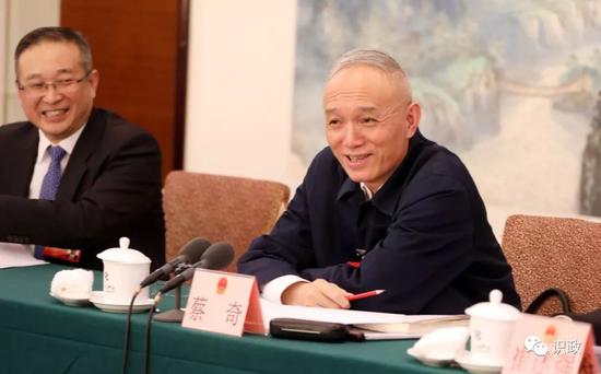 参添东城团审议时两次问首“街乡吹哨”题目