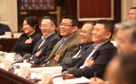 北京代表团分组会议气氛热烈。