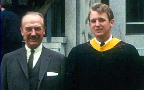 　1968年，特朗普从沃顿商学院毕业，图为他和其父亲