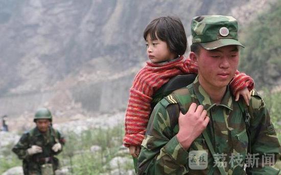 張宏偉拍攝的軍人背女孩照片 受訪者供圖