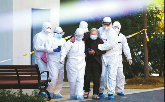 民警史雪荣（右二）与医务工作者一起转运疑似患新冠肺炎老人
