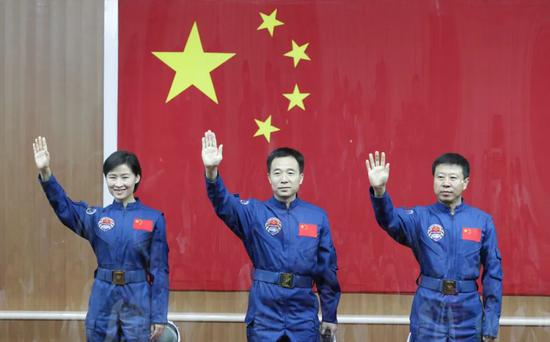 接棒杨利伟 中国首位女航天员刘洋领新任务