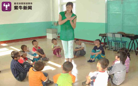 刘丽萍给学校的孩子们上课