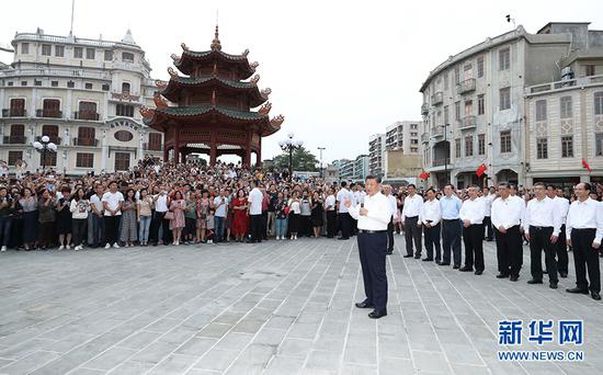 10月12日至13日，中共中央总书记、国家主席、中央军委主席习近平在广东考察。这是13日下午，习近平在汕头市小公园开埠区，同当地群众和游客亲切交流。 新华社记者 鞠鹏 摄