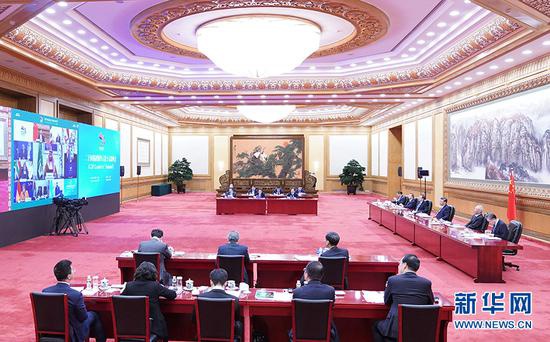 11月21日晚，国家主席习近平在北京以视频方式出席二十国集团领导人第十五次峰会第一阶段会议并发表重要讲话。新华社记者 饶爱民 摄