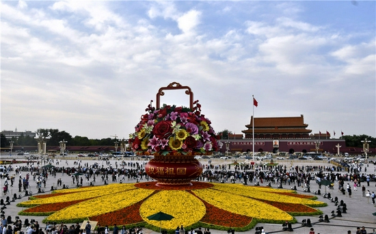 游客在天安门广场观赏“祝福祖国”主题花坛（9月27日摄）。新华社记者 李欣 摄