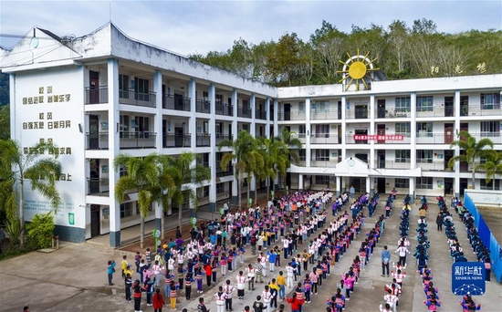 基诺山基诺族乡民族小学学生在教学楼前做课间操（12月13日摄）。新华社记者 陈欣波 摄