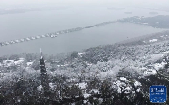  被白雪覆盖的宝石山和保俶塔（1月29日摄，无人机照片）。