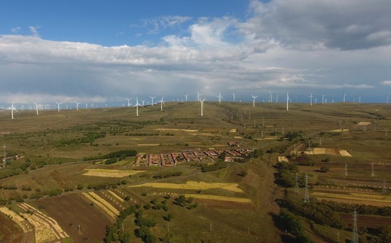这是河北省张家口市张北县大河乡一处风电场（2020年9月15日摄，无人机照片）。新华社记者杨世尧摄