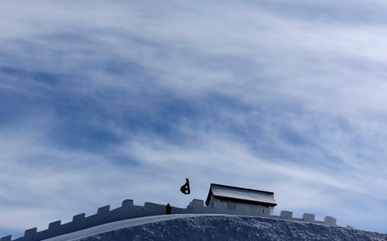 2月7日，北京2022年冬奥会单板滑雪项目男子坡面障碍技巧决赛，中国选手苏翊鸣在比赛中。新华社记者费茂华摄