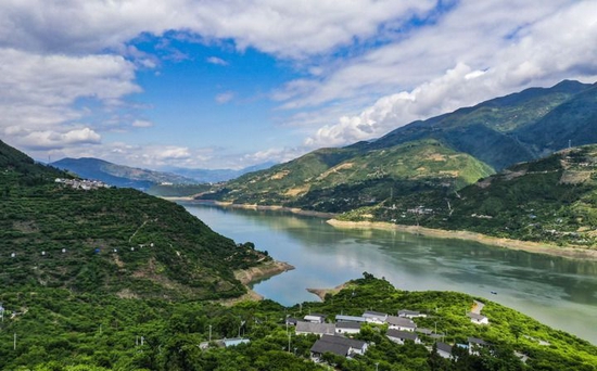 这是5月19日拍摄的长江巫山段曲尺乡一带景色（无人机照片）。新华社记者 王全超 摄