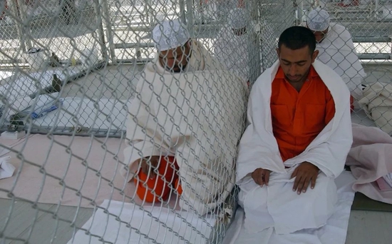  ·西方媒体首次公布关塔那摩囚犯照片。