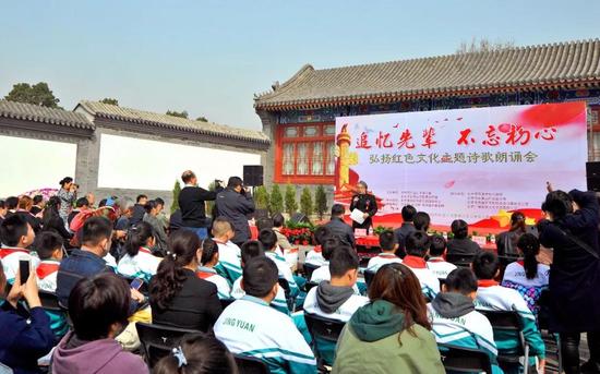 北京的变化:这几天北京发生的变化 与每个人都有关 3月31日,八宝山革命公墓举办“追忆先辈 不忘初心”诗歌朗诵会。