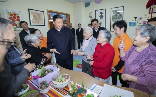  11月6日至7日，中共中央总书记、国家主席、中央军委主席习近平在上海考察。这是6日上午，习近平在虹口区市民驿站嘉兴路街道第一分站托老所同老年居民亲切交谈。新华社记者 李涛 摄