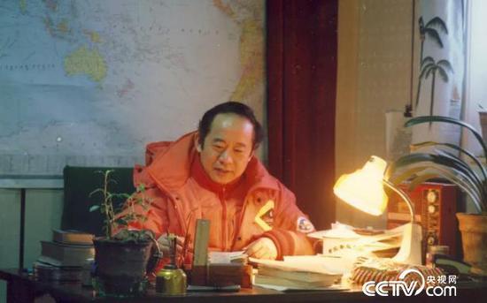 1990年冬，董兆乾在南极中山站站长室办公