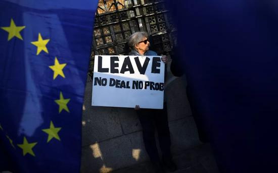 4月1日，在英国伦敦，一名“脱欧”支持者在议会大厦外参加集会。新华社/路透