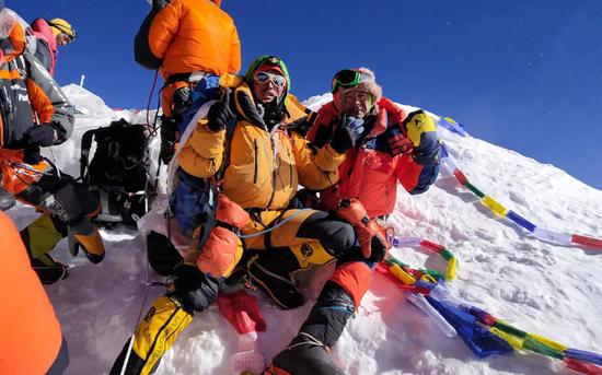 ▲范波(右)最终成功登顶珠峰。范波供图