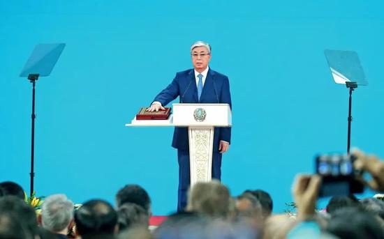  6月12日，哈萨克斯坦总统托卡耶夫宣誓就职。图/IC