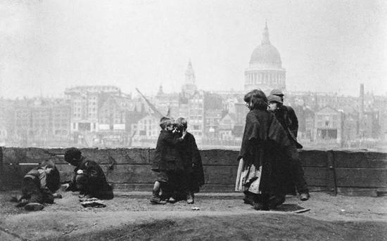 （图为19世纪，孩子们在泰晤士河Southwark岸上玩耍，这里因肮脏的生活条件而被外界熟知）