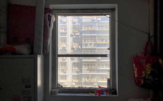 5号楼二单元二层半,原本封死的窗户疑似被砸开,窗框上可看到遮挡硬纸板的遗留。