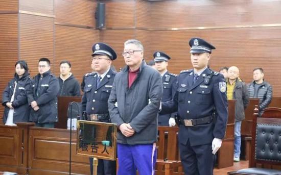 为涉黑记者撑“伞”的电视台台长被判了:五条罪