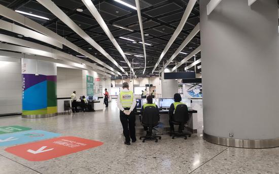  1月21日晚，香港西九龙高铁口岸，香港卫生署职员在进行旅客体温筛查。新京报记者 李玉坤 摄