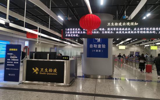  1月21日，中国海关卫生防疫部门出境提示。新京报记者 李玉坤 摄