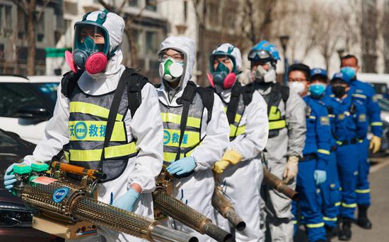 北京海淀蓝天救援队在永旺家园3区集合准备进行消杀工作。资料图片/新京报记者 郑新洽 摄