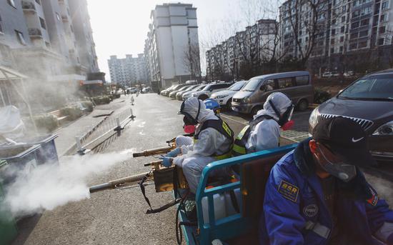 永旺家园4区，蓝天救援队消杀作业员搭乘三轮车对小区大路路面进行消杀。资料图片/新京报记者 郑新洽 摄