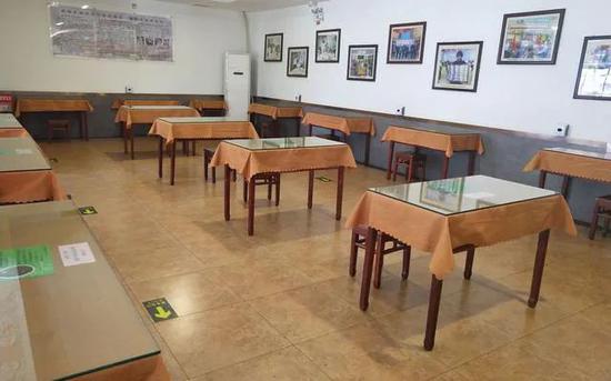 老字号护国寺小吃就餐区,一桌配一椅,拉开就餐距离。