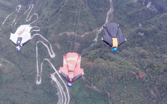 在天门山飞了一千多次 资深翼装飞行员揭秘这项