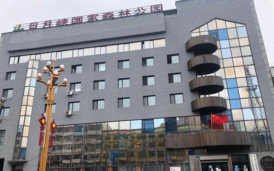 2020年6月23日，黑龙江日月峡大森林旅游集团有限公司位于铁力市的办公地点，当地人称为“气功楼”。新京报记者 向凯 摄