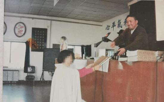 上世纪八九十年代，“气功楼”6楼，刘尚林（右）与学员。受访者供图