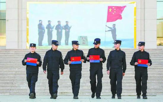  8月26日，西藏出入境边防检查总站民警第一时间将警旗印制出来。何宇桓摄