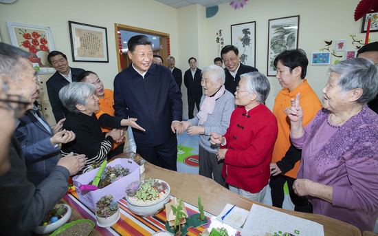 2018年11月6日，习近平总书记在上海市虹口区市民驿站嘉兴路街道第一分站托老所同老年居民亲切交谈。