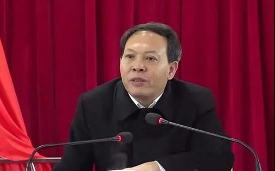 湖南省洞口县委原书记艾方毅涉嫌严重违纪违法,主动投案,目前正接受省