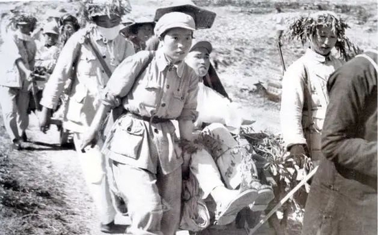 1947年李蓝丁在华东战场抢救伤员