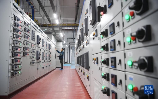 这是西部云基地国家（中卫）数据中心中国联通数据中心机房（2022年3月1日摄）。新华社记者 王鹏 摄