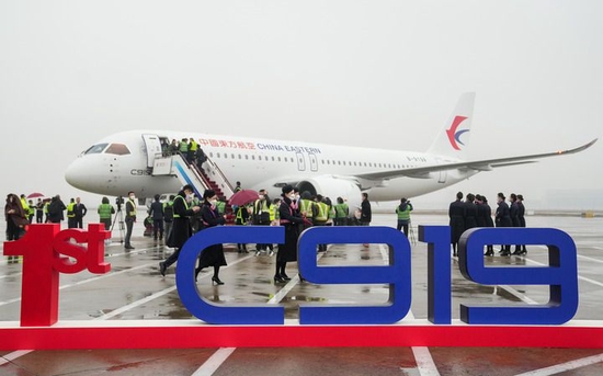 12月9日，国产大飞机C919的全球首家用户东航，正式接收首架C919飞机。这是国产大飞机C919停在上海虹桥机场停机坪上。新华社记者 丁汀 摄