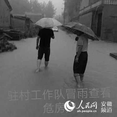 曾翙翔末了的背影(左一)