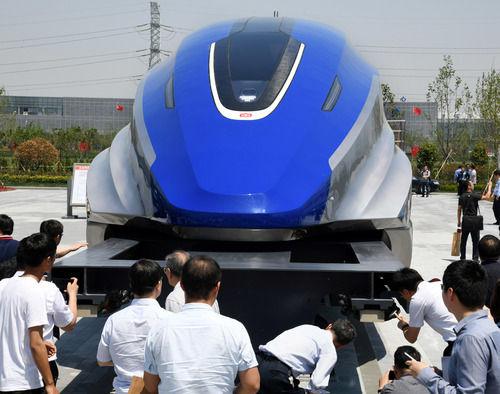 在山东青岛，人们在时速600公里高速磁浮试验样车下线仪式上参观（2019年5月23日摄）。新华社记者 李紫恒 摄