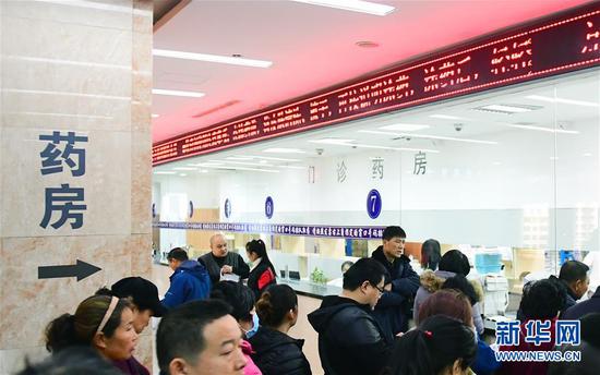11月1日,取药者在吉林大学白求恩第一医院药房发药窗口取药.