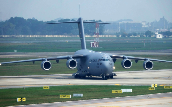 搭载美总统专用直升机的C-17，现身越南机场（韩国《中央日报》）